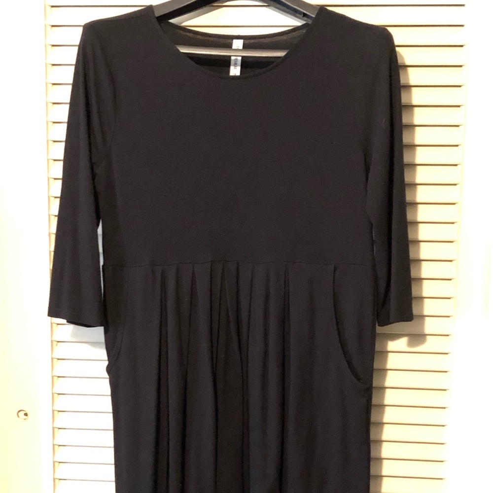 Super-flattering black pleated knit dress